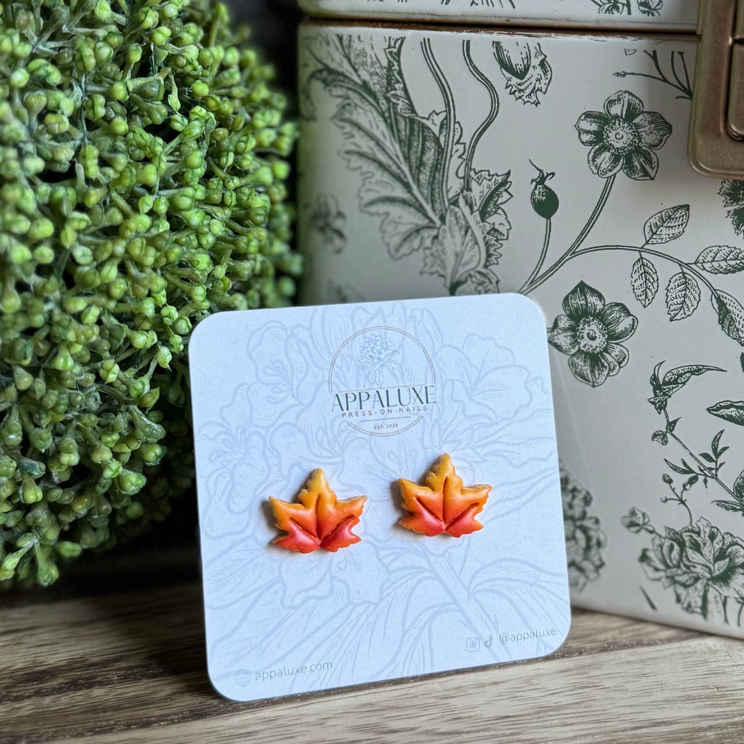 MINI MAPLE LEAVES - STUD