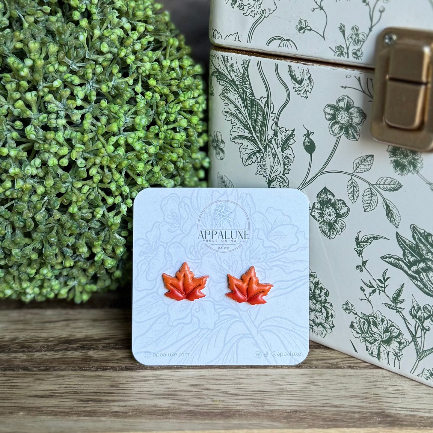 MINI MAPLE LEAVES - STUD