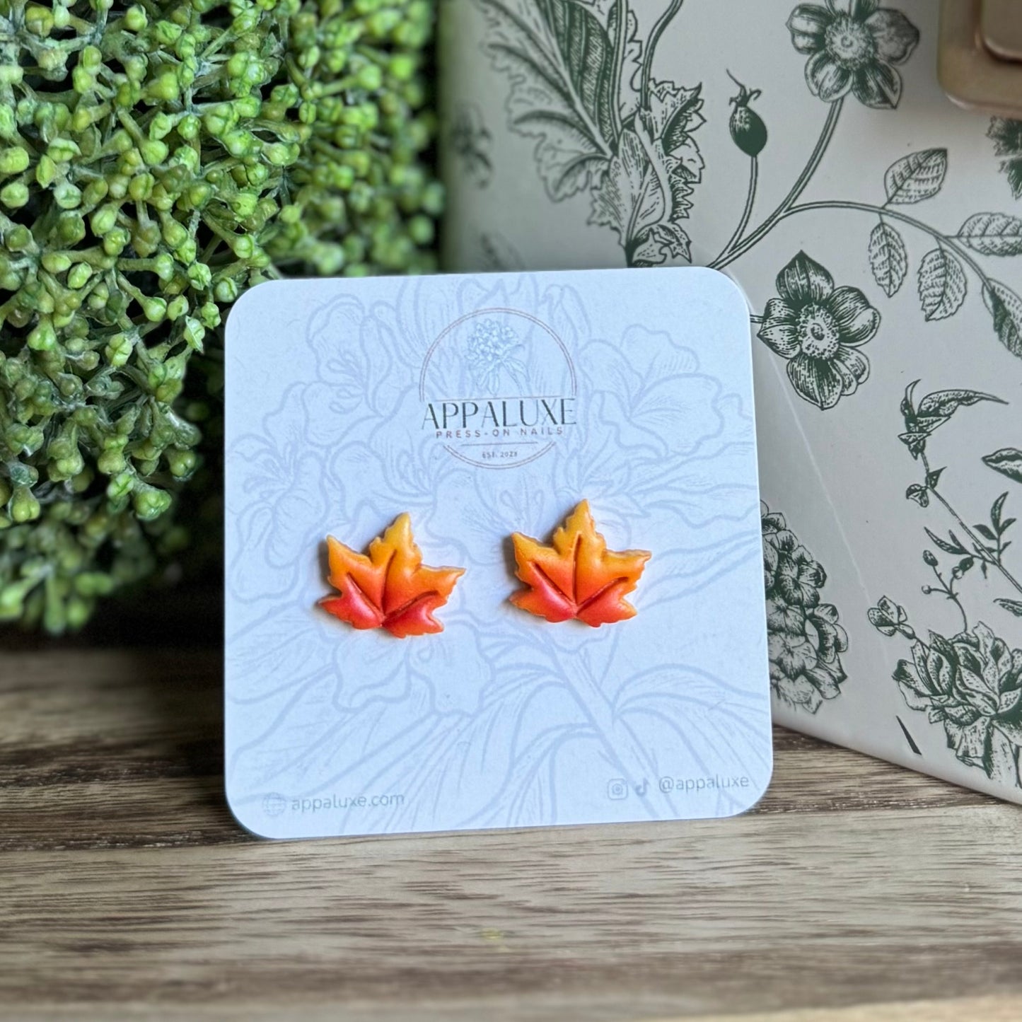 MINI MAPLE LEAVES - STUD