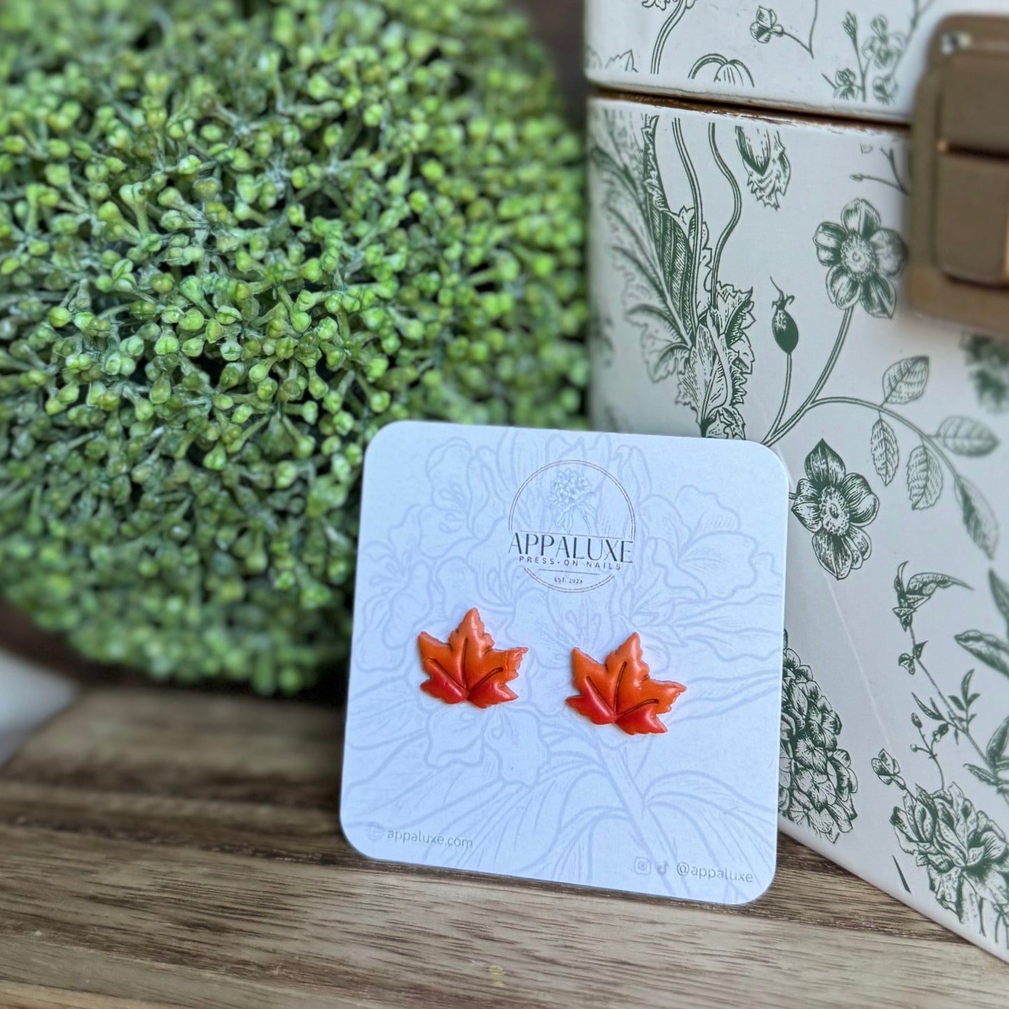 MINI MAPLE LEAVES - STUD